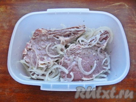 Антрекоты перемешать с луком и маринадом и оставить на 6-8 часов или на ночь мариноваться. 