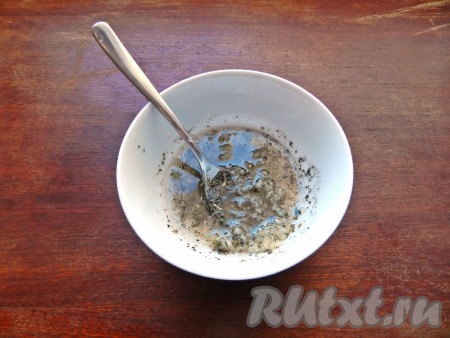 Для маринада смешать оливковое масло, лимонный сок, соль, черный молотый перец, травы и пропущенный через пресс чеснок.