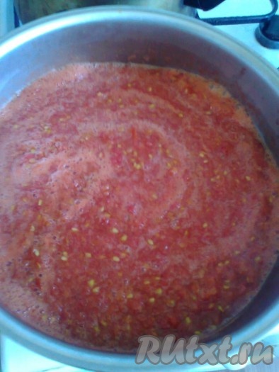 Перекладываем в 2 большие кастрюли и варим, периодически собирая пену, 5-10 минут, помешивая до исчезновения пены.
