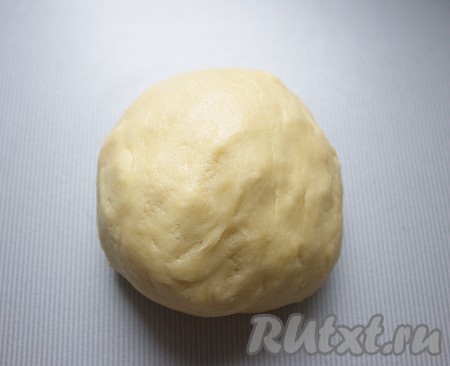 Тесто завернуть в полиэтиленовый пакет и убрать в холодильник на 30 минут. А пока разогреть духовку до 200 градусов.
