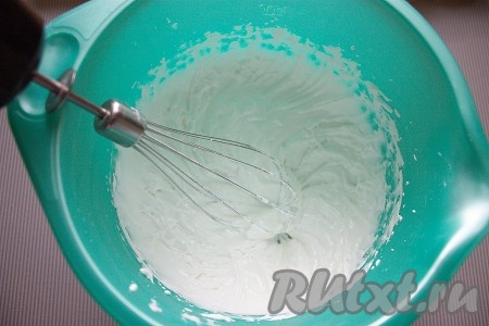 В конце взбивания добавить лимонный сок, тщательно перемешать.
