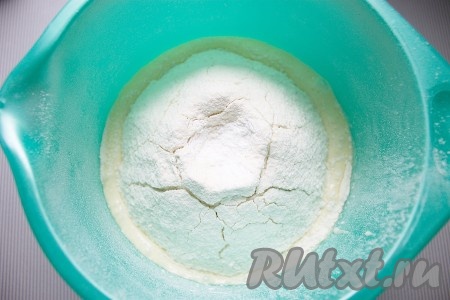 Затем всыпать всю просеянную муку и соду, слегка взбить миксером до состояния сухой крошки.