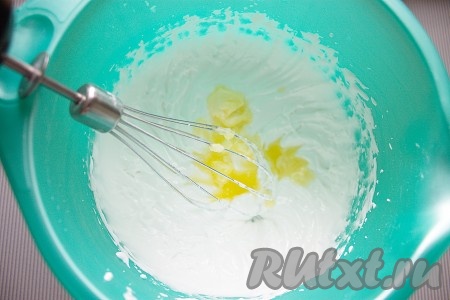 Добавить сливочное масло, слегка взбить. 
