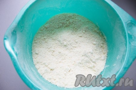 Затем всыпать всю просеянную муку и соду, слегка взбить миксером до состояния сухой крошки.