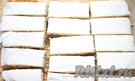 Затем большое "пирожное" горячим ножом разрезать на порционные пирожные - полосочки (после каждого разреза нож хорошенько вытирать или мыть).

