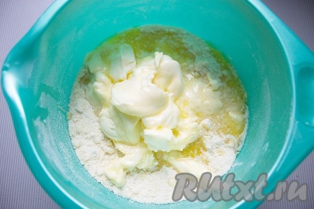 Добавить размягченное сливочное масло, чуть перемешать, затем выложить на стол и замесить тесто (в течение 3-4 минут), оно должно хорошо собираться в шар, быть мягким, чуть липнущим к рукам.
