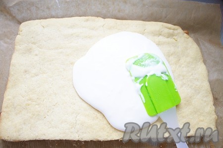 Верхний корж равномерно покрыть помадкой и дать ей хорошенько подсохнуть.
