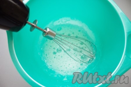 Приготовление помадки: Сливочное масло растопить и охладить. Белок с щепоткой соли взбить до легкой пены (до устойчивых пиков не надо!).
