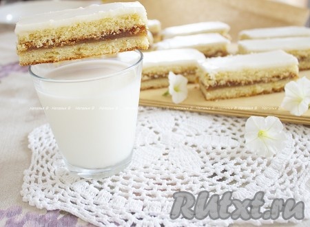 Пирожные "Песочные полоски" очень вкусно подать с холодным&nbsp; молоком, чаем, кофе или какао.