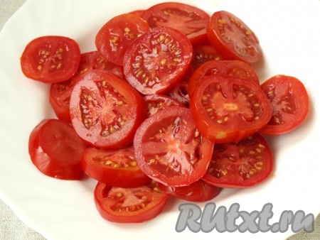 Кружочками нарезать помидоры.
