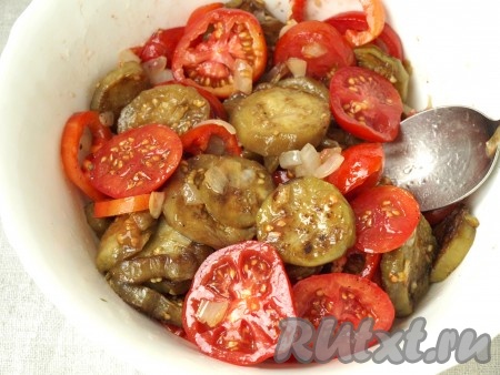 Сложить в салатник обжаренные баклажаны с луком, добавить помидоры. Болгарский перец также нарезать колечками и добавить в салат. Салат поперчить и сбрызнуть лимонным соком. Перемешать.