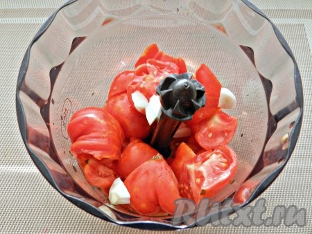 Помидоры и чеснок измельчить в блендере.