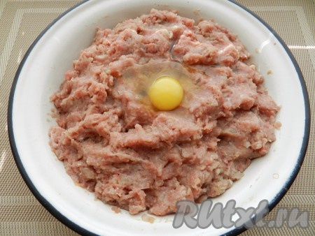 Мясо пропустить через мясорубку вместе с луком и размоченным в молоке хлебом. Добавить яйцо, посолить, поперчить, все тщательно перемешать. Чтобы котлеты получились мягкими, но не разваливались при жарке, фарш нужно вымешивать до плотной однородной консистенции. Накрыть миску с фаршем крышкой и оставить на 20 минут.
