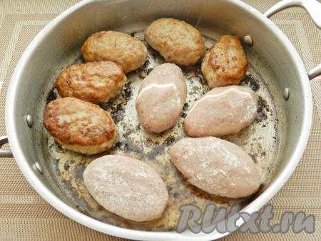 В сковороде разогреть растительное масло и обжарить котлеты с обеих сторон до золотистой корочки. Обжаренные котлеты переложить в толстостенную кастрюлю.