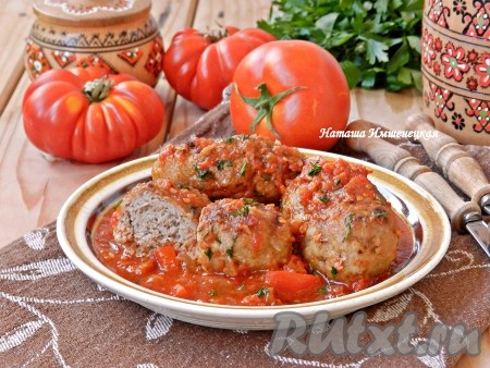 Вкусные и ароматные тушеные котлеты готовы.