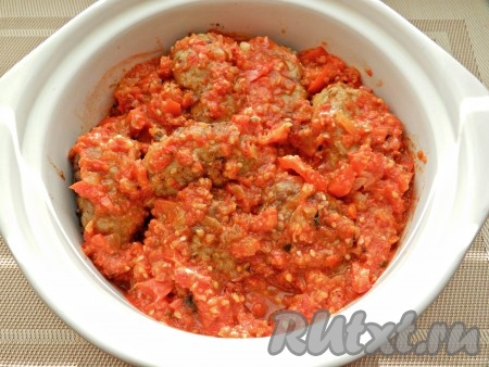 Выложить соус в кастрюлю к котлетам. Поставить на огонь, довести до кипения и тушить котлеты в соусе на медленном огне 30 минут.