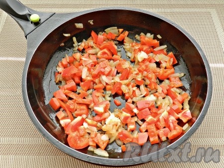 Приготовить соус для тушеных котлет. Нарезать лук и перец. Обжарить сначала лук до золотистого цвета, добавить перец, обжарить вместе 2-3 минуты.