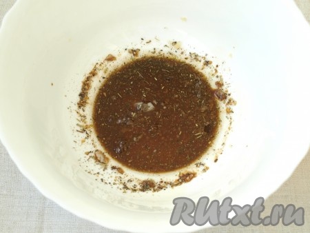 В глубокой миске смешать соевый соус, подсолнечное масло, соль, специи по вкусу (я брала для курицы) и выдавить чеснок.
