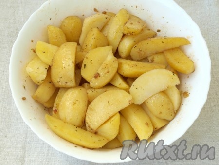 С картофеля слить воду и выложить его в миску с подготовленной смесью. Хорошо перемешать.