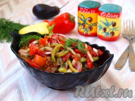 Салат из баклажанов, перца, помидоров и лука