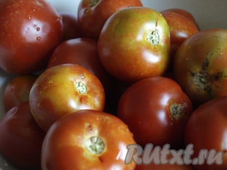 Наколоть помидоры в районе плодоножки зубочисткой.