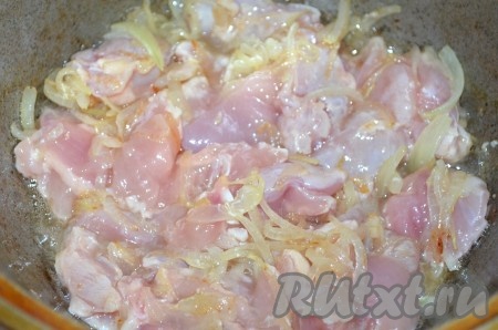 Добавить курицу, перемешать. Обжаривать 5 минут на сильном огне, помешивая.