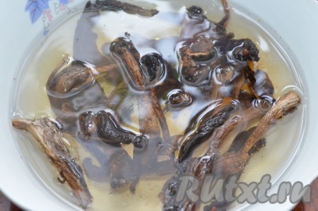 Сушеные грибы залить стаканом кипятка и оставить на 2 часа.