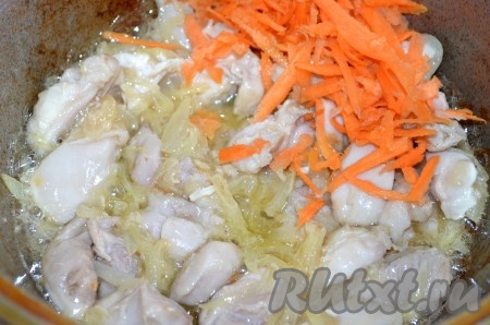 Добавить тертую на крупной терке морковь, потушить пару минут на медленном огне.