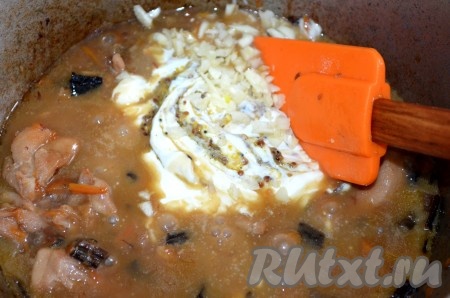 В самом конце добавить сметану, перемешанную с горчицей, и рубленный чеснок. Перемешать. Довести до кипения и огонь выключить.
