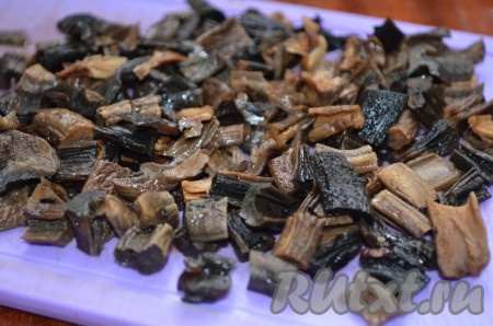 Воду слить в стакан, не выливать. Грибы порезать кусочками не больше 1 см.