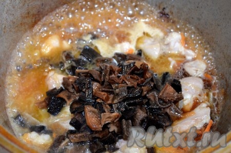 Затем добавить грибы, жидкость от них, посолить, поперчить по вкусу, перемешать. Тушить 15-20 минут до готовности.