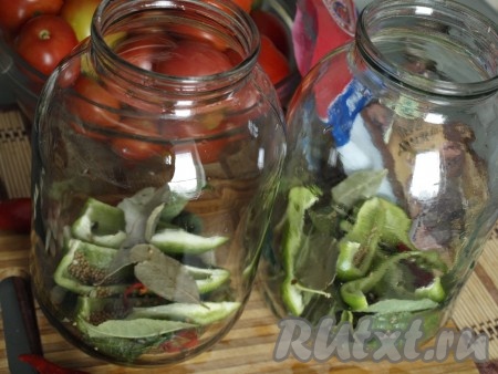 Банки тщательно вымыть, положить на дно листья хрена, вишни, семена укропа, чеснок, перец и лавровый лист. Болгарский перец нарезать кусочками.
