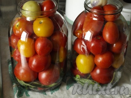 Заполнить банки до верха помидорами.
