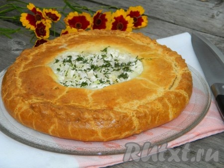 По желанию середину пирога можно посыпать зеленью. Всем рекомендую приготовить зур-бэлиш с сочной начинкой из курицейы и картофеля.