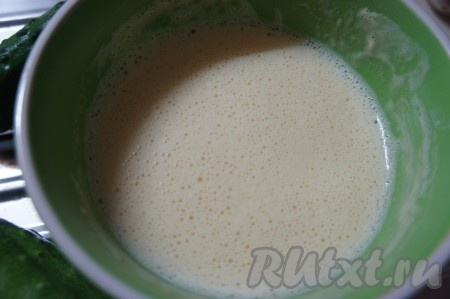 Для замешивания теста для яичных блинчиков нужно в миску разбить яйца, влить молоко, посолить, взбить венчиком (или вилкой) до однородности. Долго взбивать яичную массу не нужно, просто тщательно перемешайте до получения однородной смеси. В яичную смесь добавить муку, ещё раз перемешать до однородности.