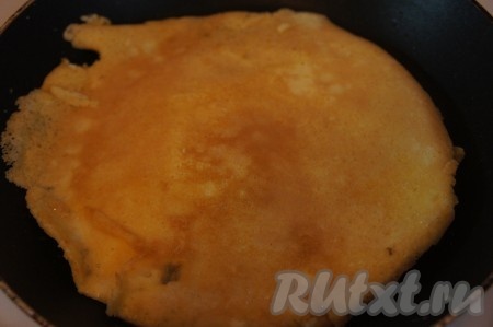 Сковороду смазать растительным маслом. Вылить половину яичной массы, равномерно распределить. Жарить яичный блинчик на среднем огне до подрумянивания с двух сторон, затем переложить на тарелку. Аналогично, смазав немного сковороду маслом, пожарить второй яичный блинчик. Дать готовым блинам остыть.