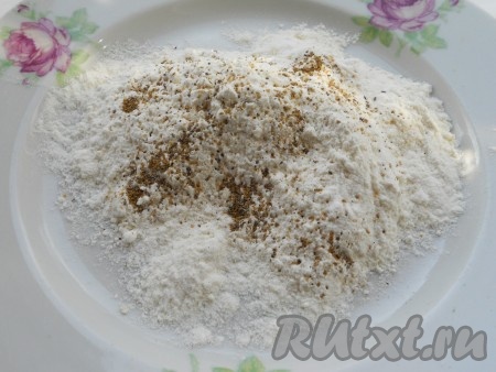 В тарелку всыпать муку, добавить чёрный молотый перец, перемешать.