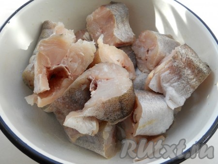 Хека полностью разморозить. У хека удалить внутренности вместе с чёрной плёночкой из брюшка, обрезать все плавники, если есть чешуя - очистить. Хорошо промыть рыбу под проточной водой. Нарезать рыбу на порционные куски, посолить.