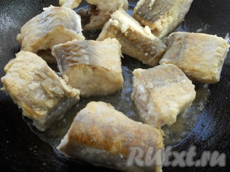 Обвалять куски хека в муке со всех сторон. В сковороде разогреть растительное масло. Выложить в один слой кусочки хека, покрытые мукой. Жарить на среднем огне, периодически переворачивая, до румяной корочки со всех сторон (примерно 10- 15 минут). Продолжительность обжаривания зависит от величины рыбы и толщины кусочков.