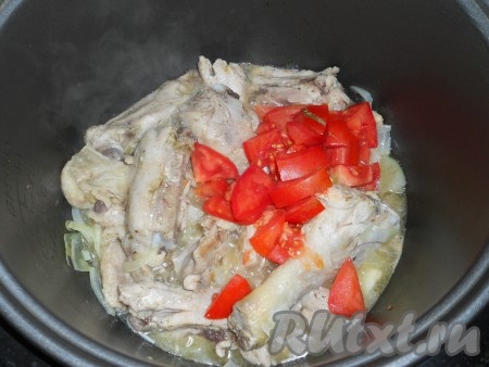 Добавить репчатый лук, порезанный кусочками, и готовить на том же режиме еще 10 минут. После этого добавить порезанные небольшими кубиками помидоры, посолить по вкусу. Влить бульон и выставить режим "Тушение" на 20 минут.
