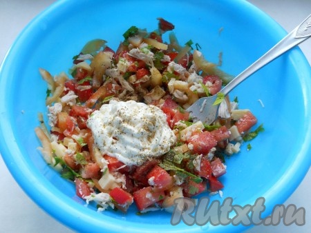 Салат посолить и поперчить по вкусу, заправить майонезом.