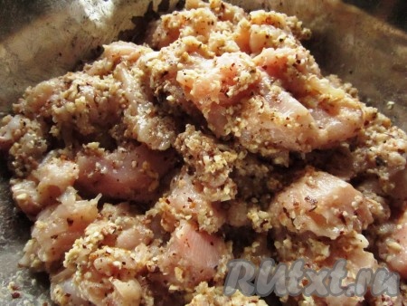 Теперь просто выложите кусочки курицы в миску с панировкой и хорошенько перемешайте, чтобы они со всех сторон были обваляны в ореховой массе.