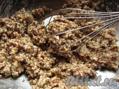 Хорошо перемешайте белки с орехами, крошками, кунжутом и мукой. Получается довольно-таки густая масса.
