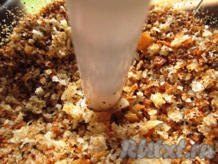 Для панировки измельчите в крошку подсушенные ломтики хлеба...