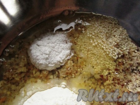 Отделите яичные белки от желтков и добавьте в миску с панировкой. Посолите.