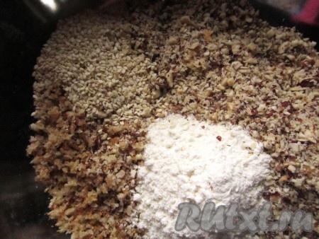 Смешайте в глубокой миске орехи, хлебные крошки, кунжут и муку.