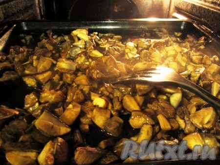 Запекаем грибы, время от времени перемешивая, около 2-х часов - пока не выпарится сок. Время запекания зависит и от влажности грибов. Собранные в дождливую погоду - будут запекаться дольше.&nbsp;
