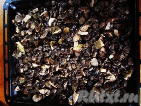 Готовые грибы остудим до комнатной температуры. Вот такие получаются грибы. Они уменьшились до объёма одного противня.