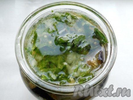 В холодной кипяченой воде растворить соль, добавить уксус, перемешать и залить маринадом баклажаны в банке.