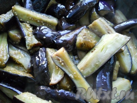 Баклажаны немного отжать и обжарить на растительном масле минут 10-15, несколько раз перемешав. Не пережаривайте, кусочки баклажанов должны быть не сырыми, но и остаться целенькими.